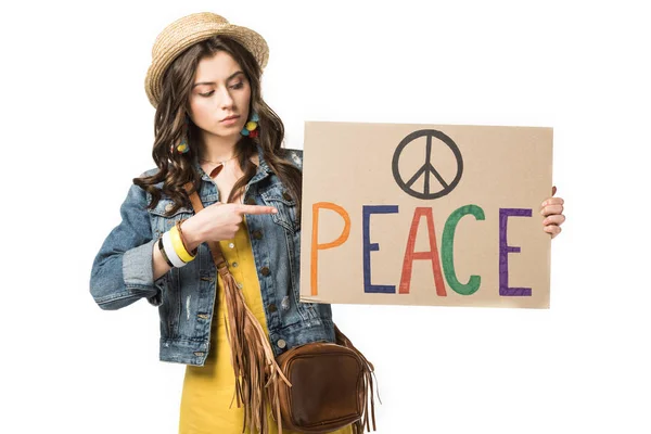 Hippie fille en paille chapeau pointant avec le doigt à la plaque avec l'inscription isolée sur blanc — Photo de stock