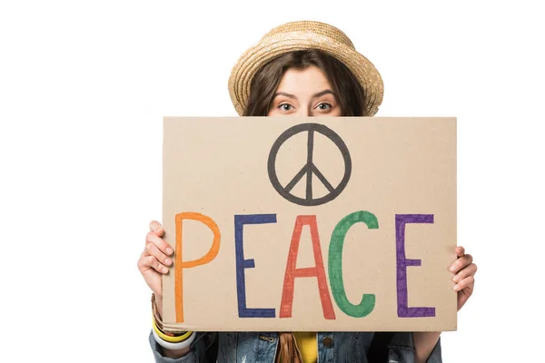 Vista frontal da menina hippie em chapéu de palha segurando cartaz com inscrição isolada no branco — Fotografia de Stock