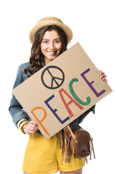 Chica hippie sonriente en sombrero de paja sosteniendo pancarta con inscripción aislada en blanco - foto de stock