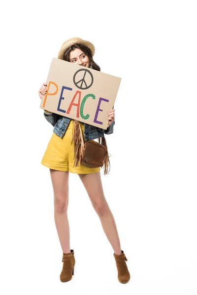 Vista completa de la sonriente chica boho sosteniendo pancarta con inscripción aislada en blanco - foto de stock