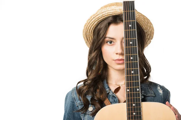 Vista frontale di affascinante ragazza hippie con chitarra acustica isolata su bianco — Foto stock