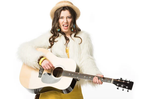 Excitada chica boho en sombrero de paja tocando guitarra acústica aislada en blanco - foto de stock