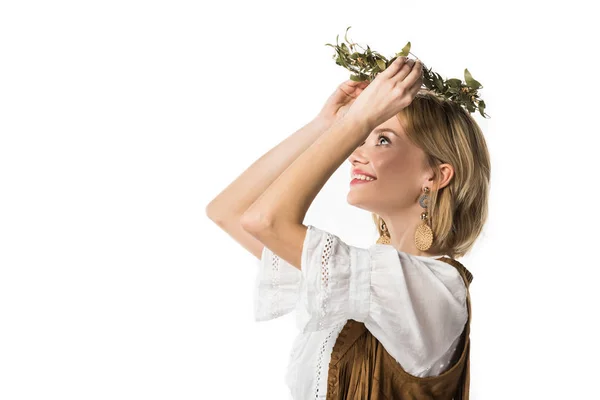 Усміхнена приваблива дівчина-бу з вінком ізольована на білому — стокове фото