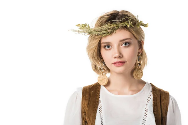 Bella ragazza hippie indossa orecchini e ghirlanda isolata su bianco — Foto stock