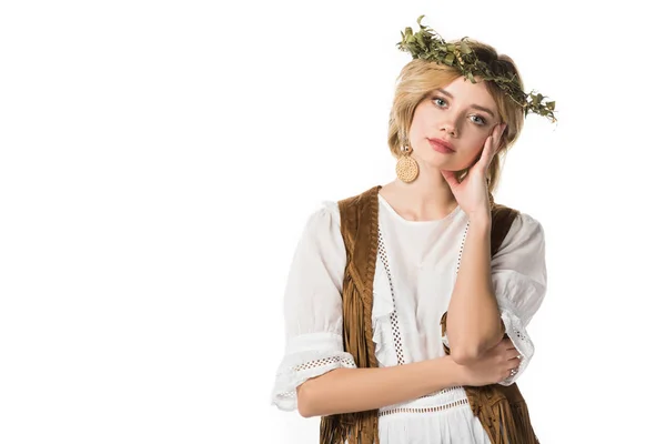 Hübsches Boho-Mädchen im Kranz, das isoliert auf Weiß in die Kamera blickt — Stockfoto