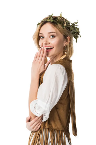 Jolie fille boho en couronne regardant la caméra isolée sur blanc — Photo de stock