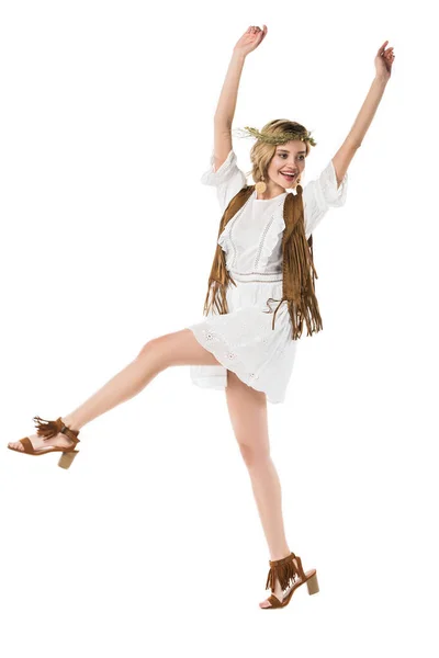 Pleine longueur vue de gai hippie fille danse isolé sur blanc — Photo de stock