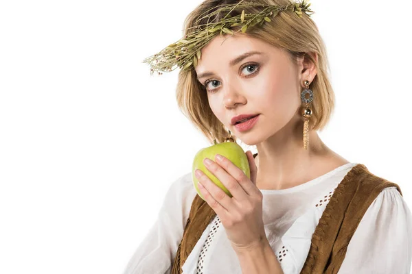 Чарівна дівчина хіпі тримає зелене яблуко ізольовано на білому — стокове фото