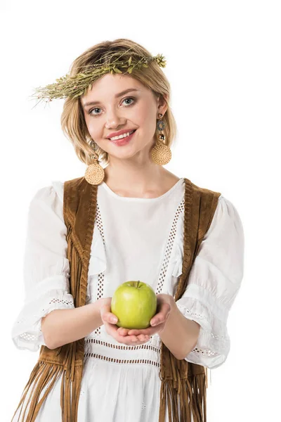 Encantadora chica hippie sosteniendo manzana verde aislado en blanco - foto de stock