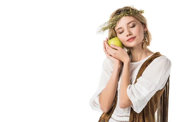 Чарівна дівчина хіпі тримає зелене яблуко з закритими очима ізольовано на білому — стокове фото