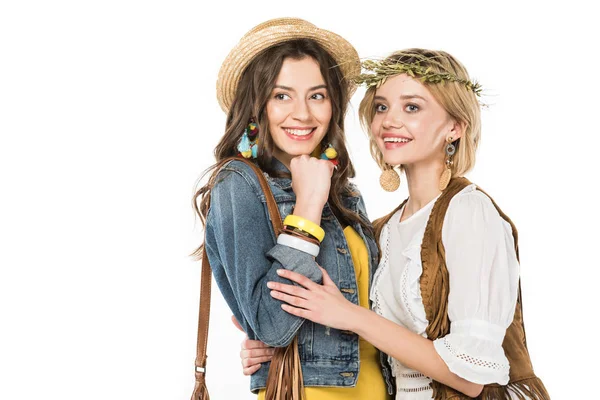 Due ragazze hippie bisessuali abbracciano isolato su bianco — Foto stock