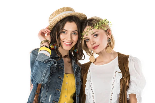 Deux filles hippies bisexuelles souriantes isolées sur blanc — Photo de stock
