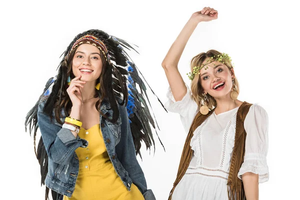 Dos chicas hippies bisexuales en tocado indio y coronas bailando aisladas en blanco - foto de stock
