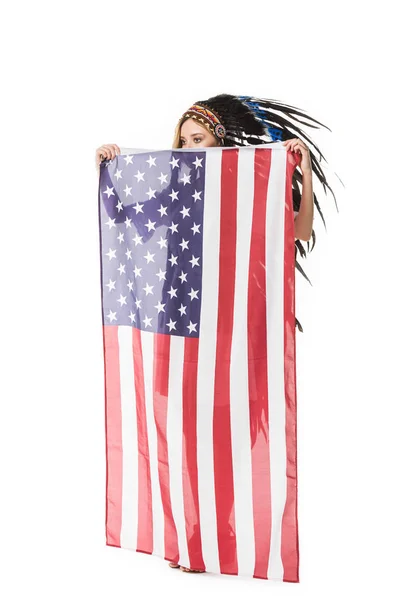 Opinião cheia do comprimento da menina no cocar indiano que prende a bandeira americana isolada no branco — Fotografia de Stock