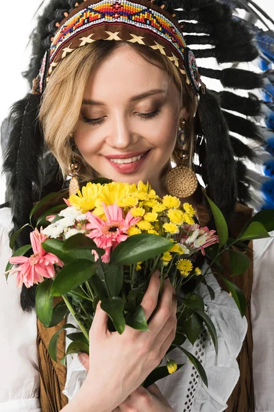 Charmante fille en coiffe indienne tenant des fleurs isolées sur blanc — Photo de stock