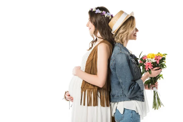 Seitenansicht des bisexuellen Paares mit Blumen, die Baby erwarten, isoliert auf weiß — Stockfoto