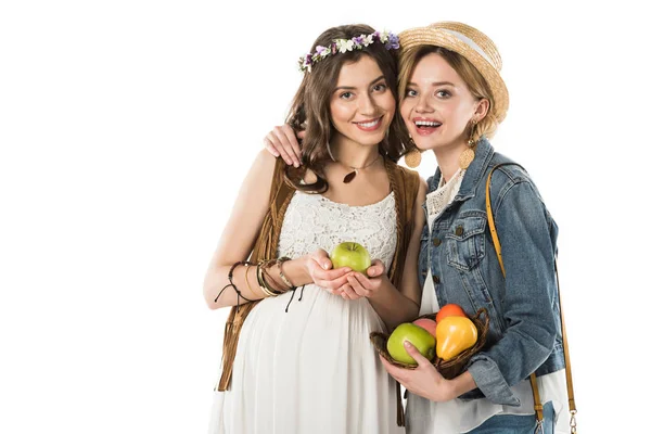 Lächelndes bisexuelles Hippie-Paar mit Früchten, die sich isoliert auf Weiß umarmen — Stockfoto