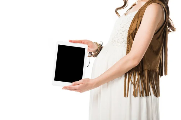 Abgeschnittene Ansicht von schwangerer Frau mit digitalem Tablet mit leerem Bildschirm isoliert auf weiß — Stockfoto