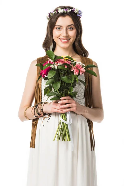 Vue de face de la femme hippie enceinte en couronne tenant des fleurs isolées sur blanc — Photo de stock