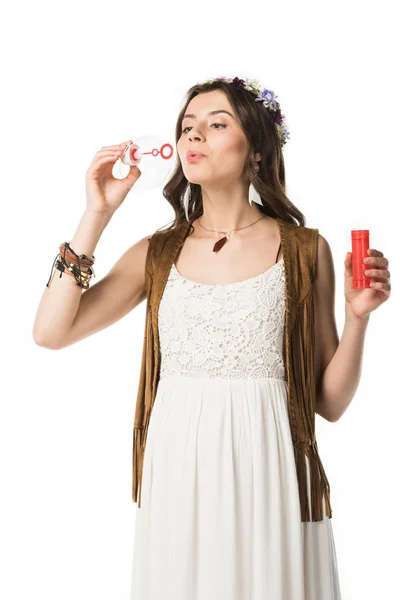 Femme enceinte soufflant des bulles de savon isolé sur blanc — Photo de stock