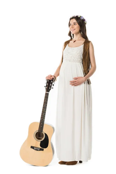 Pleine longueur vue de sourire femme hippie enceinte tenant guitare acoustique isolé sur blanc — Photo de stock