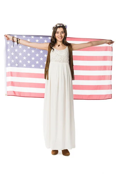 Vista completa de feliz embarazada hippie mujer sosteniendo bandera americana aislado en blanco - foto de stock
