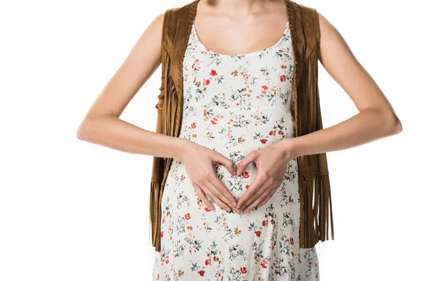 Vue recadrée de la femme enceinte montrant signe cardiaque sur le ventre isolé sur blanc — Photo de stock