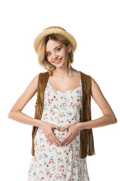 Улыбающаяся беременная женщина показывает знак сердца на животе изолированы на белом — стоковое фото