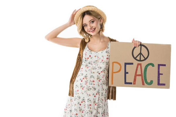 Mujer hippie embarazada sosteniendo pancarta con inscripción aislada en blanco - foto de stock