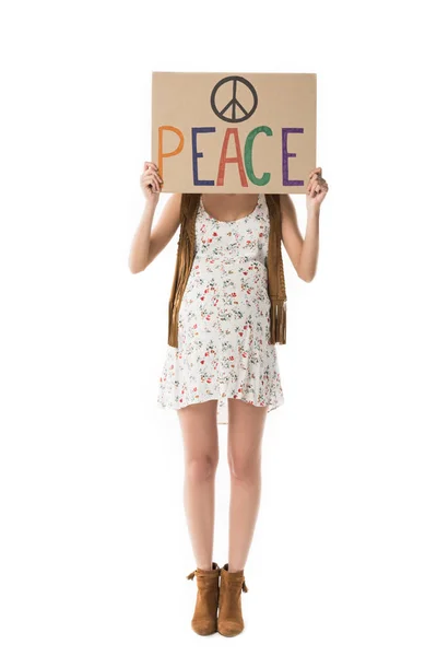 Visão de comprimento total da mulher hippie grávida segurando cartaz com inscrição isolada no branco — Fotografia de Stock