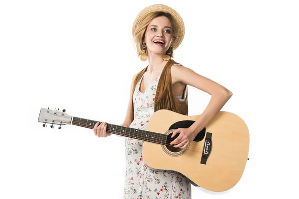 Excitada mujer hippie embarazada tocando la guitarra acústica aislado en blanco - foto de stock