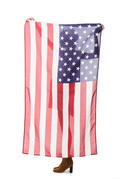Visão de comprimento total da menina segurando bandeira americana isolada no branco — Fotografia de Stock