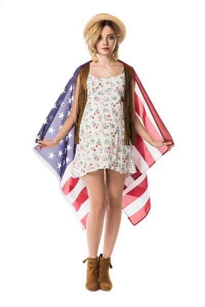 Visão comprimento total da menina hippie grávida segurando bandeira americana isolada no branco — Fotografia de Stock