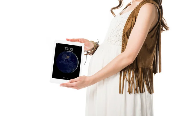 KYIV, UCRANIA - 4 de febrero de 2019: vista recortada de una mujer embarazada sosteniendo una tableta digital con pantalla de bloqueo aislada en blanco - foto de stock