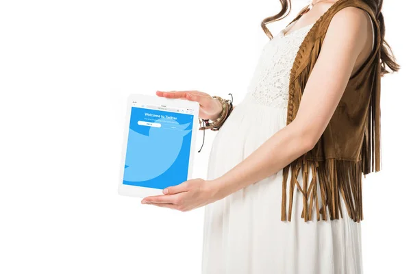 KYIV, UCRAINA - 4 FEBBRAIO 2019: vista ritagliata della donna incinta con tablet digitale con app twitter sullo schermo isolato su bianco — Foto stock