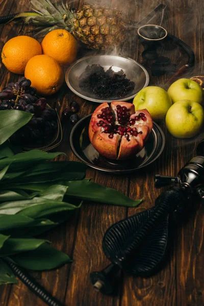 Кальян, тютюн та екзотичні фрукти на дерев'яній поверхні — стокове фото