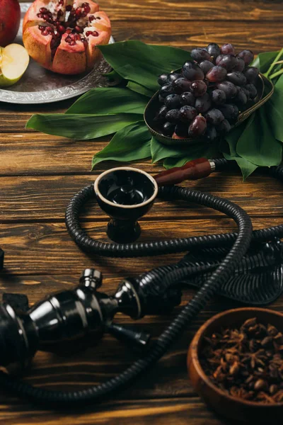 Selective focus of hookah and fresh fruits on wooden surface — Stock Photo