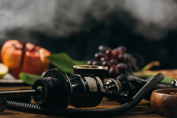 Selective focus of fresh fruits and hookah on wooden surface — Stock Photo