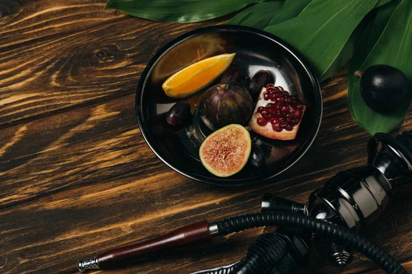 Fruits frais savoureux et narguilé sur la surface en bois — Photo de stock