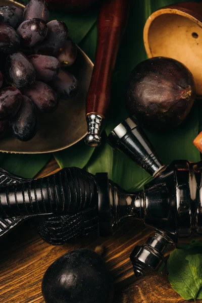 Fruits frais savoureux et narguilé sur la surface en bois — Stock Photo