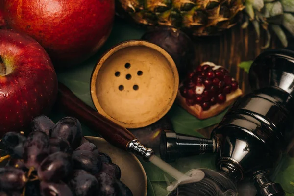 Fruits frais savoureux et narguilé sur la surface en bois — Stock Photo