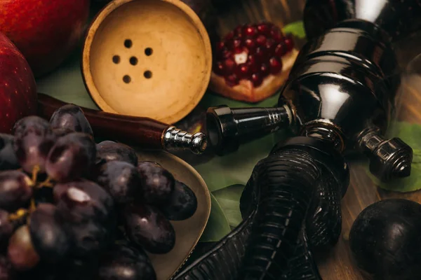 Selective focus of fresh tasty fruits and hookah — Stock Photo