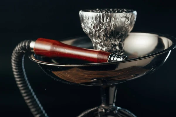 Foyer sélectif de bol narguilé noir et tuyau sur noir — Photo de stock