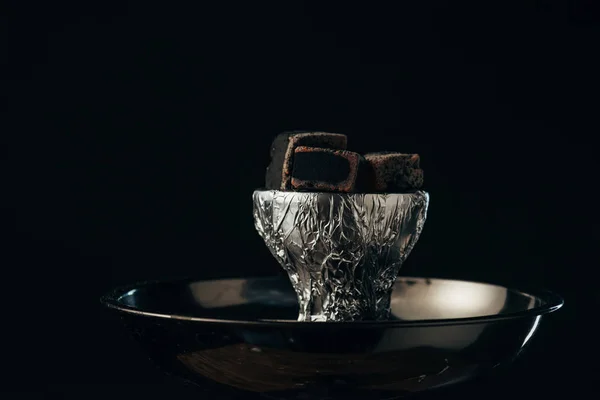 Charbons sur bol et narguilé isolé sur noir — Photo de stock