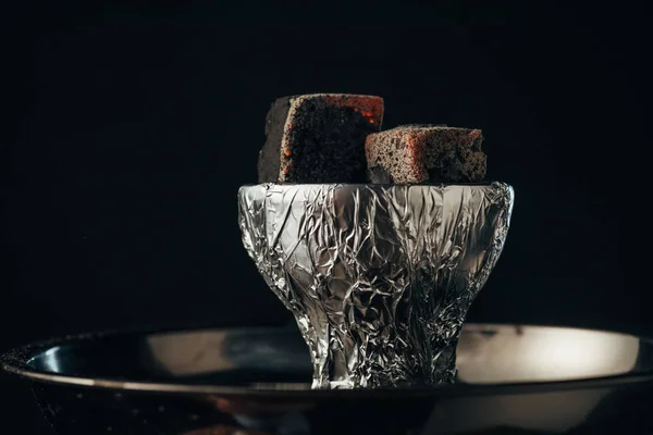 Charbons sur bol et narguilé isolé sur noir — Photo de stock