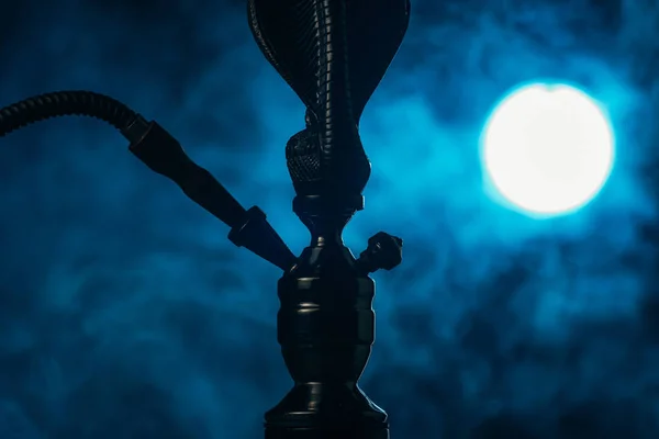 Чорний стовбур кальяну і шланг в синьому димі — стокове фото