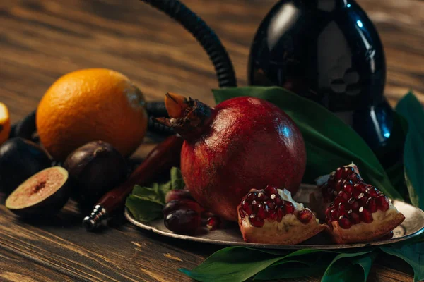 Enfoque selectivo de frutas frescas y narguile en la superficie de madera - foto de stock