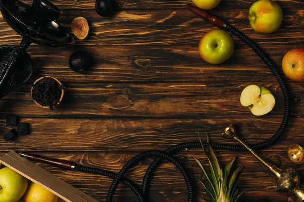 Вид зверху на свіжі фрукти, вугілля і кальян на дерев'яній поверхні — стокове фото
