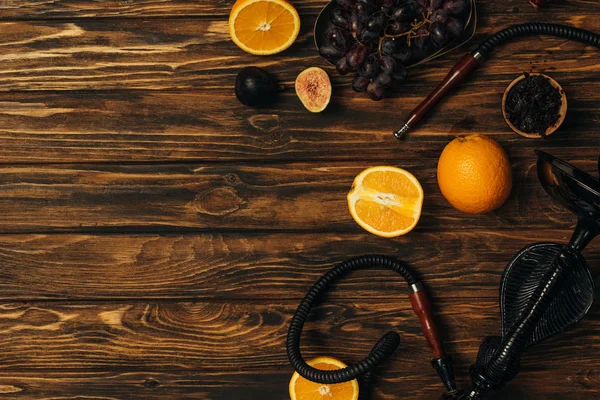 Vue de dessus des fruits exotiques frais et narguilé sur la surface en bois — Photo de stock