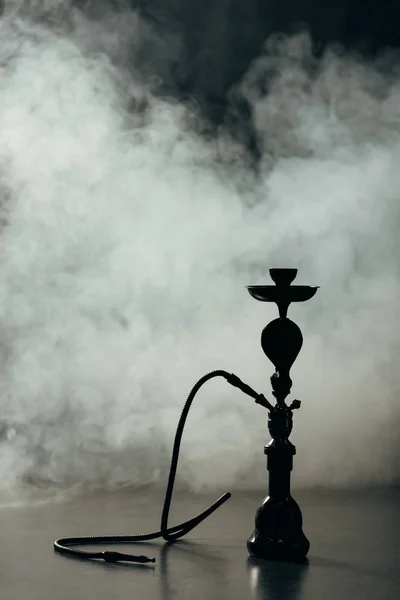 Tige de narguilé noir et tuyau en fumée grise — Photo de stock